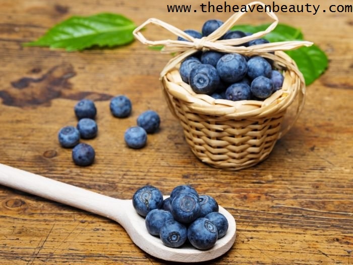 Skin tightening face masks - blueberry and honey